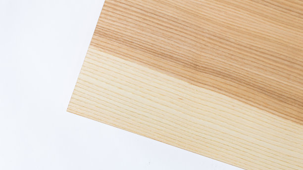 木材纹理。光木板。锯砍树的样本。家具样品的活木材纹理照片。孤立在白色背景。图片下载