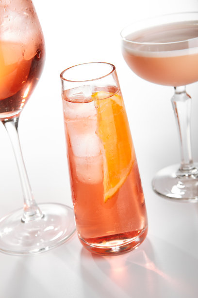内格罗尼汤力鸡尾酒特写图片下载
