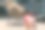 存钱罐，1美元硬币，现代建筑背景上有美元符号的钱袋图片下载