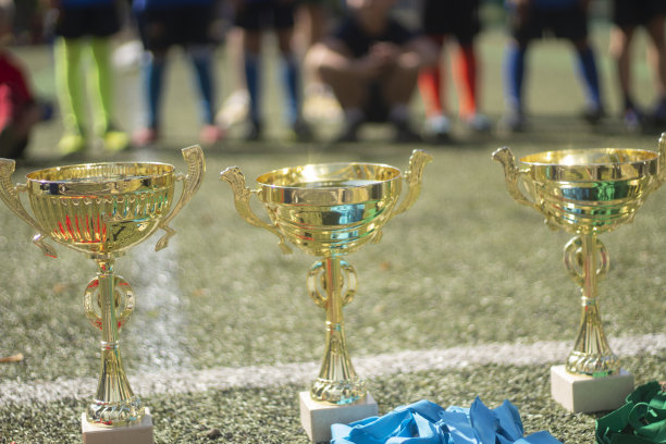 金杯子。竞赛中的体育奖项。足球比赛的细节。由镀金钢材制成的产品。图片下载