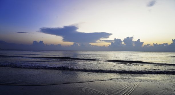 清晨的迪萨鲁海岸图片下载