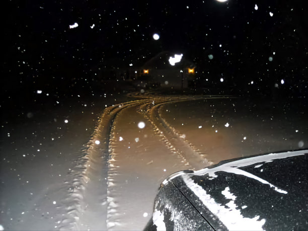 雪地上的车辙图片下载