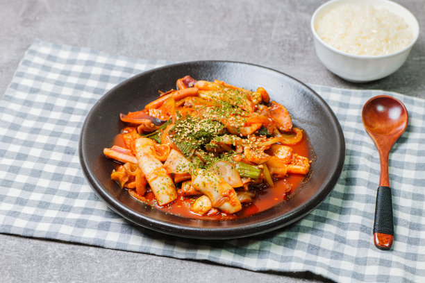 炒鱿鱼:用辣椒酱和红辣椒粉，将鱿鱼和洋葱、胡萝卜、白菜一起炒。图片下载