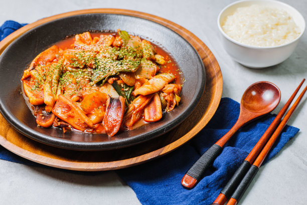 炒鱿鱼:用辣椒酱和红辣椒粉，将鱿鱼和洋葱、胡萝卜、白菜一起炒。图片下载