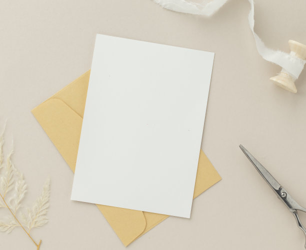 空白贺卡与信封的问候，婚礼卡，生日卡，设计的模型图片下载