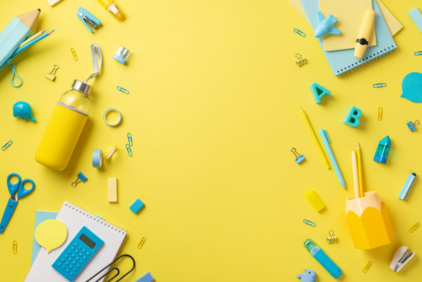 俯视图照片的学校用品笔记本笔夹平面磨刀器橡皮擦字母字母计算器胶带铅笔盒剪刀饮料瓶孤立黄色背景与copyspace图片下载