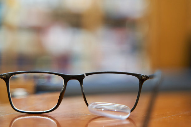 镜片掉落的碎玻璃图片下载