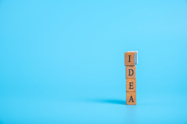 观念创新，思想创新。字母I、D、E、A上的印章木质立方体。图片下载