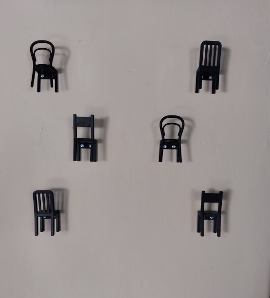 用作墙壁装饰的小椅子图片下载