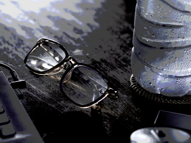 书桌上的太阳镜和键盘图片下载