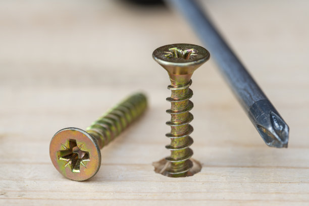 金螺丝拧成木板和螺丝刀图片下载