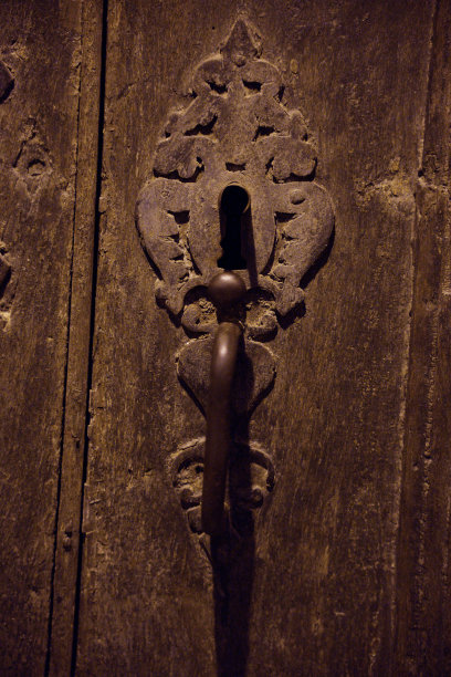 法国一个村庄，教堂的木雕门，有一把古老的锁图片下载