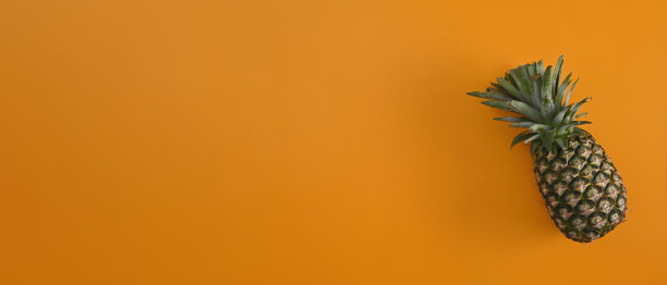 俯视图与一个美味多汁的菠萝在空白的黄色背景。图片下载