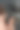 一个人在门上装门把手，在家做木工。图片下载