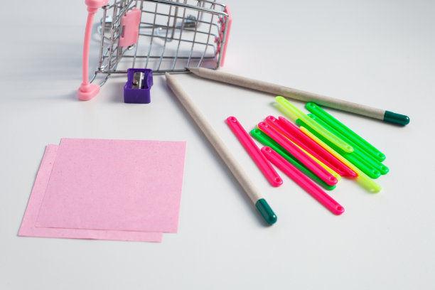 铅笔，计数棒，树叶躺在篮子旁边图片下载