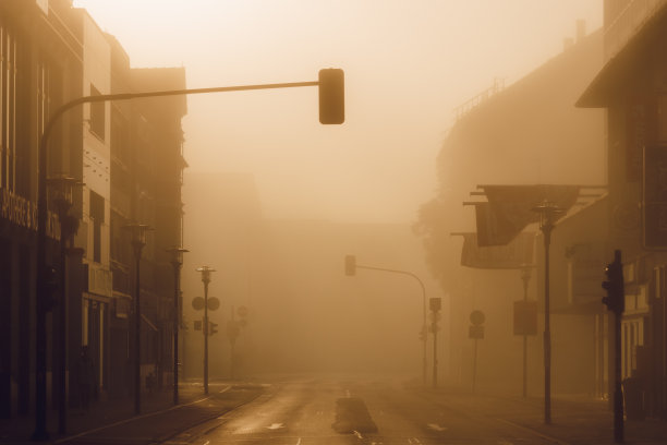 海登海姆和德布伦茨的雾蒙蒙的秋天城市景观。周日早上街道空荡荡的图片下载