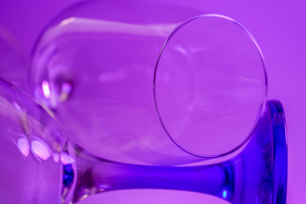 玻璃:由晶体状材料制成的玻璃图片下载