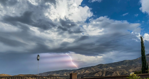 6月，南加州天空中出现了一道闪电图片下载