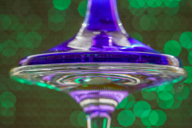 玻璃:由晶体状材料制成的玻璃图片下载