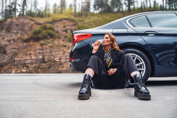 坐在路上的女人图片下载