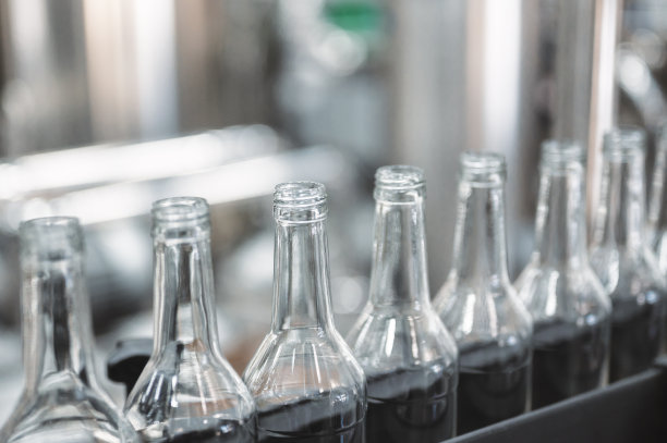 一排用来装昂贵酒精饮料的玻璃瓶图片下载