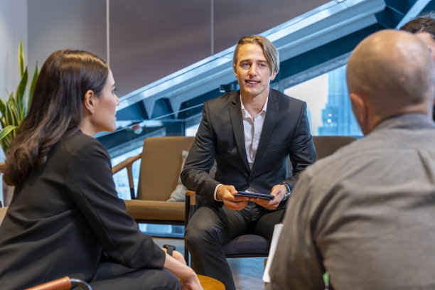 团队会议的高加索商业人士头脑风暴的数据和信息分析战略管理的成功营销战略概念图片下载