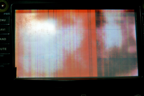 具有多种颜色和像素化的破碎LCD屏幕，具有颜色错误和问题，形成渐变色中的抽象彩色条纹和斑块背景图片下载