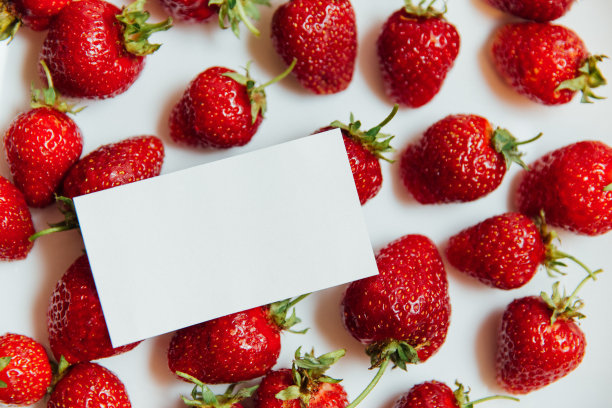 白底红草莓图片下载