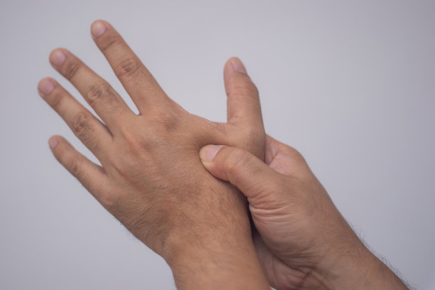 男子按压痛点图片下载