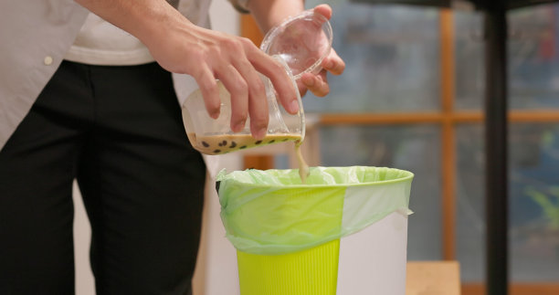 男子刮剩饭剩菜图片下载