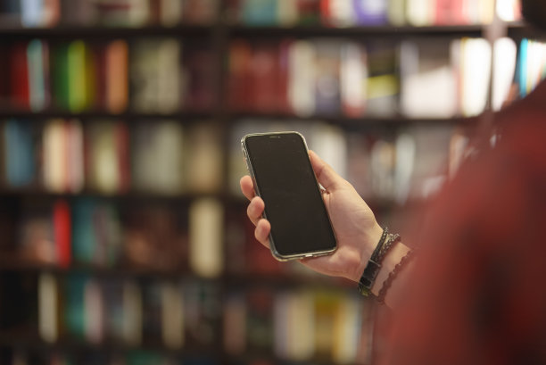 在书店用手机进行非接触式支付图片下载