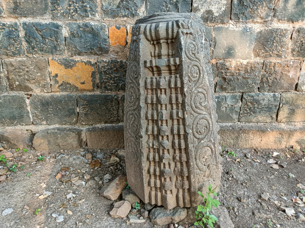 古老的Kopeshawar Mahadev寺庙图片，美丽的石雕和支柱结构揭示了印度文化和传统。照片是在明亮的阳光下拍摄的，背景是石墙。图片下载