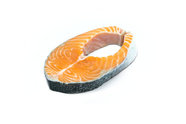 三文鱼片，切成片，鲜鱼，天然蛋白质和优质脂肪。在孤立的白色背景上图片下载