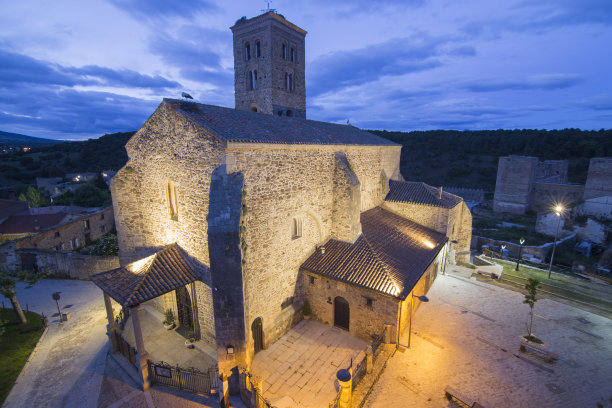 洛佐亚是西班牙马德里省一个有围墙的村庄。暮光之城的城市。图片下载