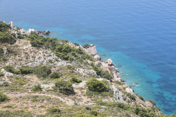 美丽的海景，绿草如茵，蓝天碧海。自然景观横幅，墙纸或明信片。山地地形在雾霾中图片下载