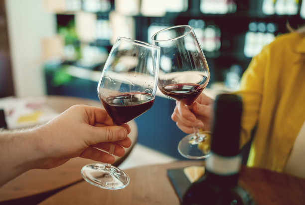 男人和女人碰杯喝红酒图片下载