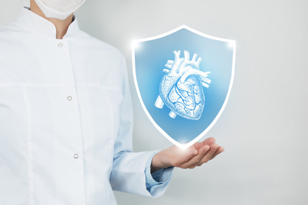无法辨认的女医生手持盾牌和图形虚拟可视化的心脏器官在手中。图片下载