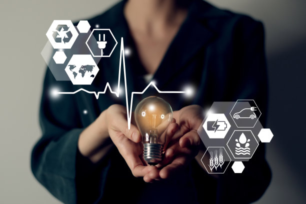 能源创新灯泡与未来产业的发电图标图形界面在女性手中。可持续发展和替代能源的概念。“n图片下载