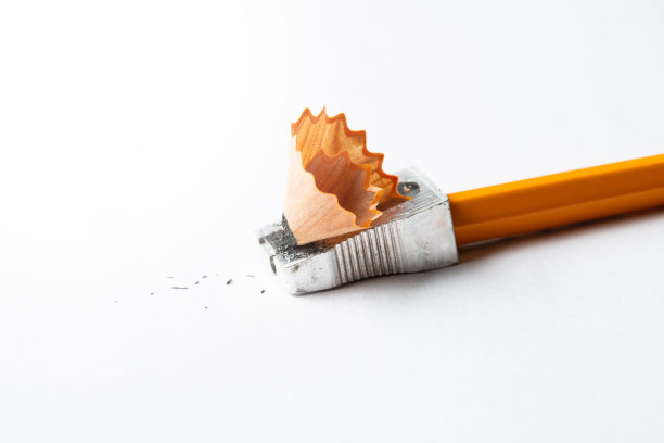 木制铅笔与金属卷笔刀图片下载