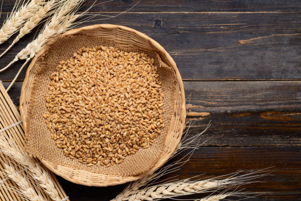 木制背景的篮子里的全麦谷物图片下载