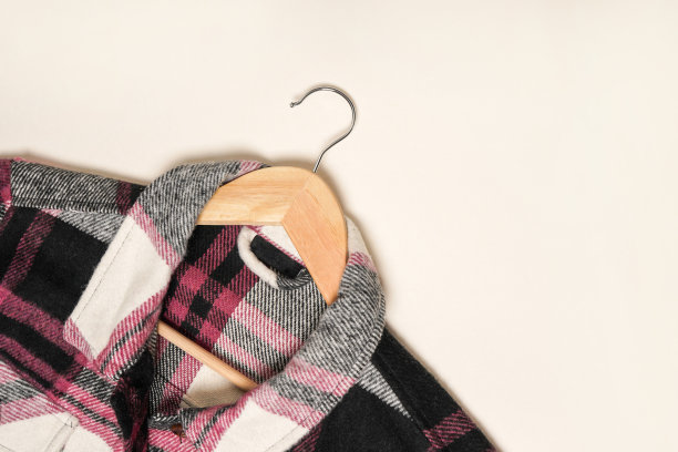 温暖的毛衣，衬衫在衣架上的白色背景与副本空间图片下载