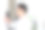 一名亚洲男子用带摄像头的门环开门图片下载