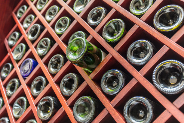 酒架和酒瓶图片下载