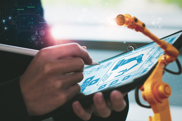 工程师在工厂控制自动化机器人手臂机器，具有智能数字平板电脑，机器学习操作，概念商业和工业4.0，具有人工智能或AI 5G网络技术图片下载