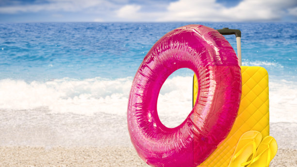 沙滩上的游泳圈图片下载