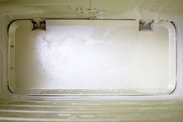 旧冰箱冷冻室特写。旧冰箱背景的冰柜。图片下载