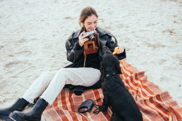 女孩用老式胶卷相机给她的狗拍照图片下载