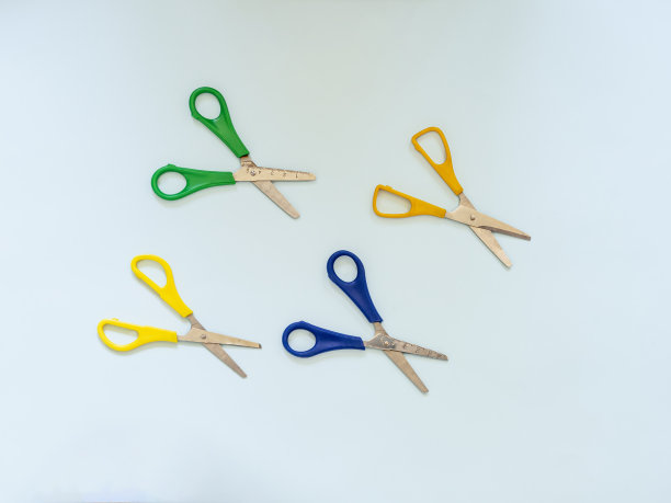 顶视图的四个开放剪刀在浅蓝色的背景。图片下载