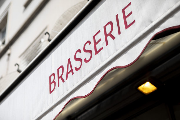 一家啤酒馆外的雨棚图片下载