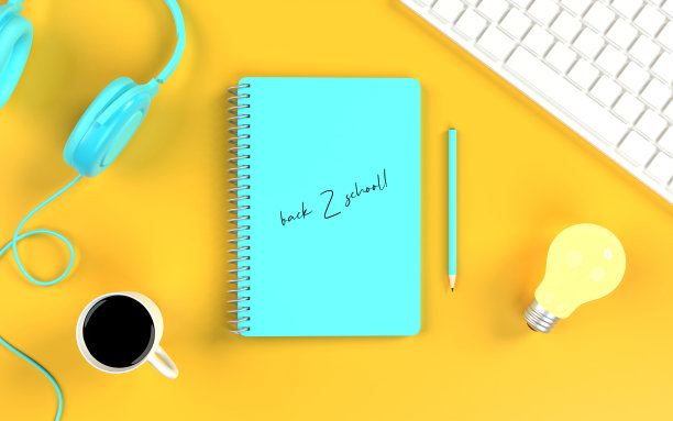 学校写在蓝色记事本封面上，办公桌上有一个闪亮的灯泡图片下载